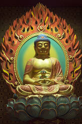 Nahaufnahme einer geschnitzten Buddha-Statue im Tempel - BLEF12744