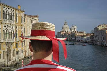 Kaukasischer Gondoliere bewundert das Stadtbild von Venedig, Venetien, Italien - BLEF12750