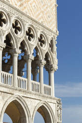 Verschnörkelte Architektur unter blauem Himmel, Venedig, Venetien, Italien - BLEF12757