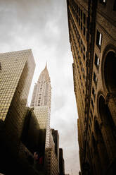 Niedriger Blickwinkel auf Hochhäuser unter bewölktem Himmel, New York City, New York, Vereinigte Staaten - BLEF12840