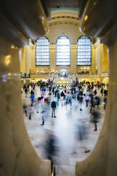 Unscharfe Ansicht von Menschen im Bahnhof, New York, New York, Vereinigte Staaten - BLEF12842