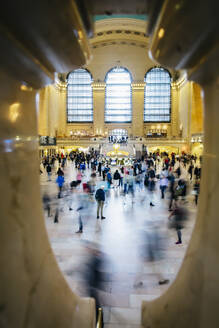 Unscharfe Ansicht von Menschen im Bahnhof, New York, New York, Vereinigte Staaten - BLEF12842