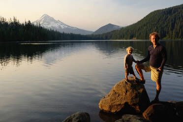 Kaukasischer Vater und Sohn stehen am Lost Lake, Hood River, Oregon, Vereinigte Staaten - BLEF12937