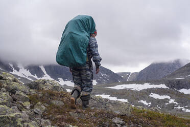 Mari Rucksacktourist auf Bergpfad - BLEF12969