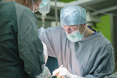 Chirurg während der Operation - MWEF00200