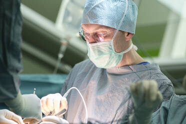 Chirurg während der Operation - MWEF00202