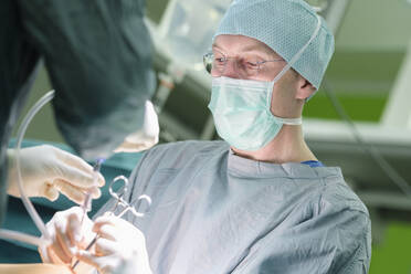 Chirurg während der Operation - MWEF00204