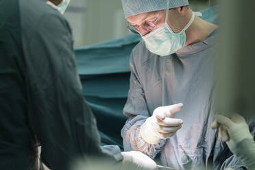 Chirurg während der Operation - MWEF00206