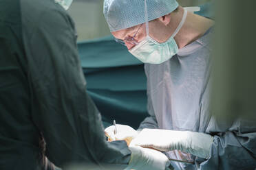 Chirurg während der Operation - MWEF00207