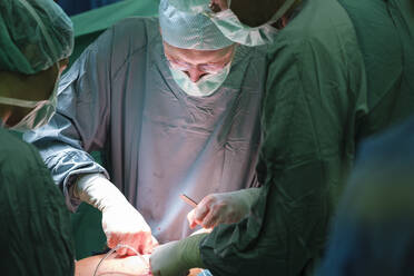 Chirurg während der Operation - MWEF00211