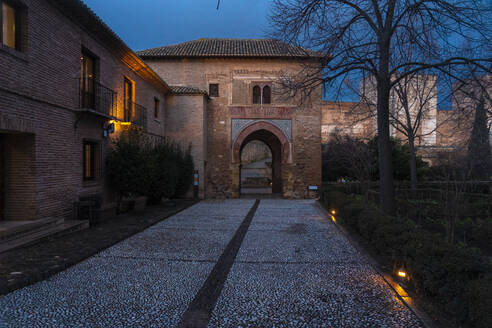 Eingang der Alhambra bei Sonnenaufgang, Granada, Spanien - TAMF01866