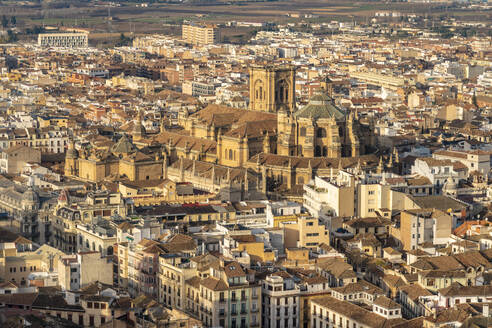 Blick über Albayzin und die Kathedrale von Granada, Spanien - TAMF01888