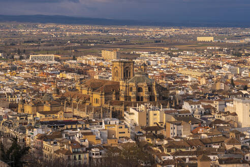 Blick über Albayzin und die Kathedrale von Granada, Spanien - TAMF01889