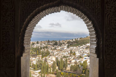 Blick auf den Albayzin vom Generallife in Alhambra, Granada, Spanien - TAMF01900