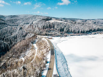 Luftaufnahme einer schneebedeckten Landschaft gegen den Himmel, Steiermark, Österreich - DAWF00887