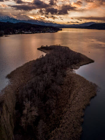 Luftaufnahme des Sees gegen den Himmel in Pörtschach am Wörthersee bei Sonnenuntergang, Kärnten, Österreich, lizenzfreies Stockfoto