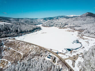 Luftaufnahme einer schneebedeckten Landschaft vor blauem Himmel, Kärnten, Österreich - DAWF00890