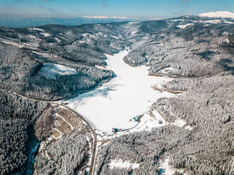 Luftaufnahme einer schneebedeckten Landschaft gegen den Himmel, Kärnten, Österreich - DAWF00891