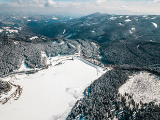 Luftaufnahme von Bergen gegen den Himmel im Winter in der Steiermark, Österreich - DAWF00894