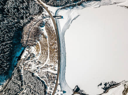 Luftaufnahme einer schneebedeckten Landschaft in der Steiermark, Österreich - DAWF00895