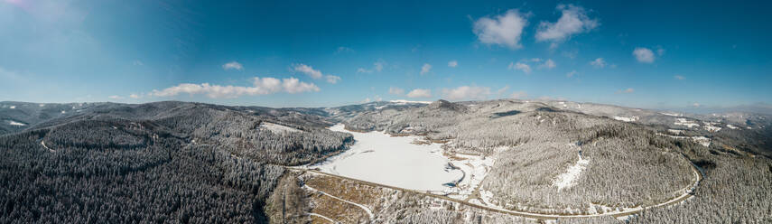 Panoramablick auf schneebedeckte Bäume auf Bergen gegen den Himmel in der Steiermark, Österreich - DAWF00898