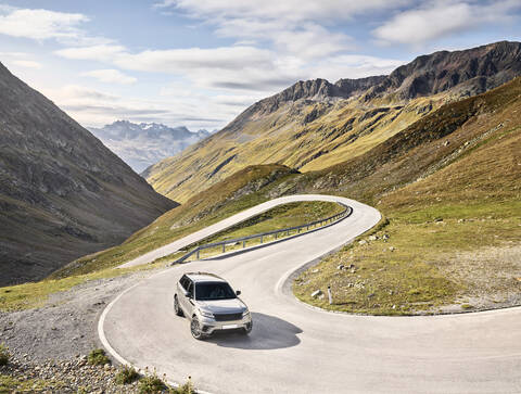 Sports Utility Vehicle auf hochalpiner Straße, Timmelsjoch, Tirol, Österreich, lizenzfreies Stockfoto