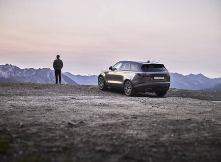 Mann steht an einem Aussichtspunkt, Sport Utility Vehicle, Tirol, Österreich - CVF01425