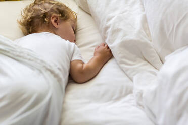 Kaukasisches Kleinkind schlafend im Bett - BLEF13021