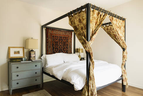 Canopy bed in bedroom - BLEF13052