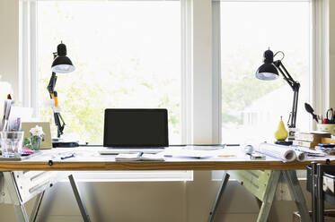 Computer und Lampen auf dem Schreibtisch - BLEF13053