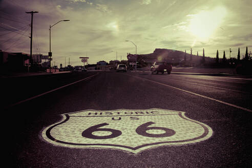 Historisches Route-66-Schild im Pflaster auf der Straße, Kingman, Arizona, Vereinigte Staaten - BLEF13068