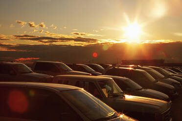 Sonnenuntergang über Autos auf einem Parkplatz - BLEF13084