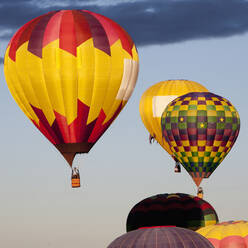 Heißluftballons schweben im blauen Himmel - BLEF13086