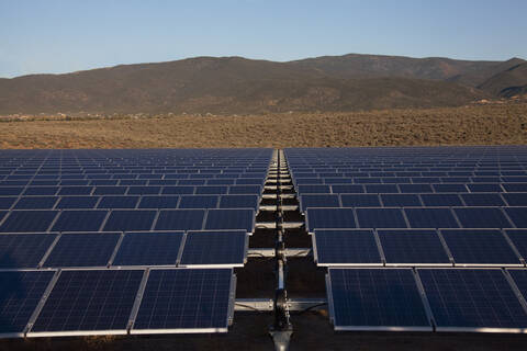 Sonnenkollektoren in abgelegener Landschaft, lizenzfreies Stockfoto