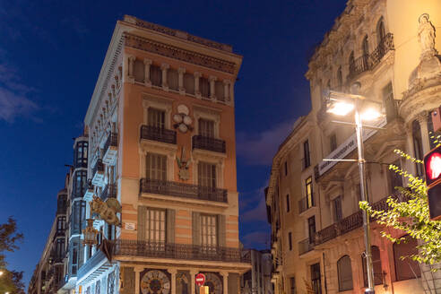 Casa Bruno Cuadros in der Rambla bei Nacht - TAMF01912