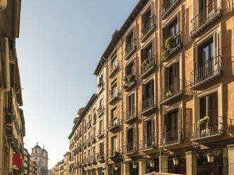 Gebäude in der Calle Toledo in der Nähe der berühmten Plaza Mayor in Madrid, Madrid, Spanien - TAMF01926