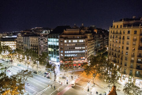 Blick auf den Passeig de Garcia von der Casa Mila bei Nacht, Barcelona Spian - TAMF01932