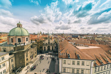 Blick auf die Prager Altstadt mit der Kirche St. Salvator, der Kirche St. Franziskus von Assissi und dem Karlsbrückenmuseum, Prag, Tschechische Republik - TAMF01942