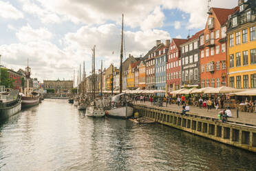 Nyhavn mit alten bunten Häusern und historischen Booten vor Anker in Nyhavn, Kopenhagen, Dänemark - TAMF01953