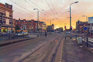 Straßen im Stadtzentrum bei Sonnenuntergang, Amsterdam, Niederlande - TAMF01965