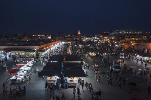 Jemaa el-Fnaa bei Sonnenuntergang, belebter Innenhof und Marktplatz, Marrakesch, Marokko, lizenzfreies Stockfoto