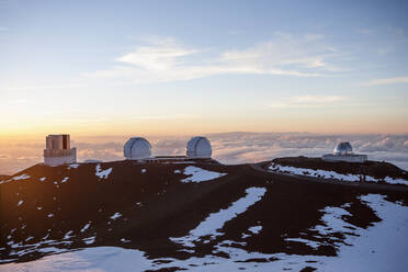 Observatorium und Silos auf einem verschneiten Berggipfel, Kilauea, Hawaii, Vereinigte Staaten - BLEF13171