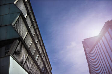 Niedriger Blickwinkel auf Sonnenstrahlen über modernen Gebäuden - BLEF13208
