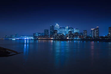 Beleuchtete Skyline im Stadtbild bei Nacht, London, England, Vereinigtes Königreich - BLEF13210