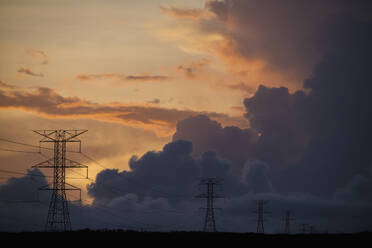 Silhouette von Stromleitungen unter bewölktem Himmel - BLEF13215