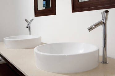Nahaufnahme von Waschbecken und Wasserhähnen in einem modernen Badezimmer - BLEF13245