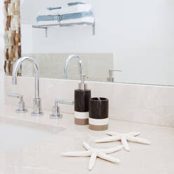 Nahaufnahme von Wasserhahn, Waschbecken und Spiegel in einem modernen Badezimmer - BLEF13254