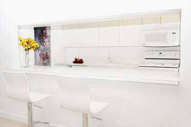 Hocker und Frühstücksbar in der modernen Küche - BLEF13258