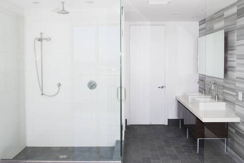 Shower, sinks and mirror in modern bathroom - BLEF13260