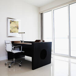 Schreibtisch und Tisch in einem modernen Büro - BLEF13275